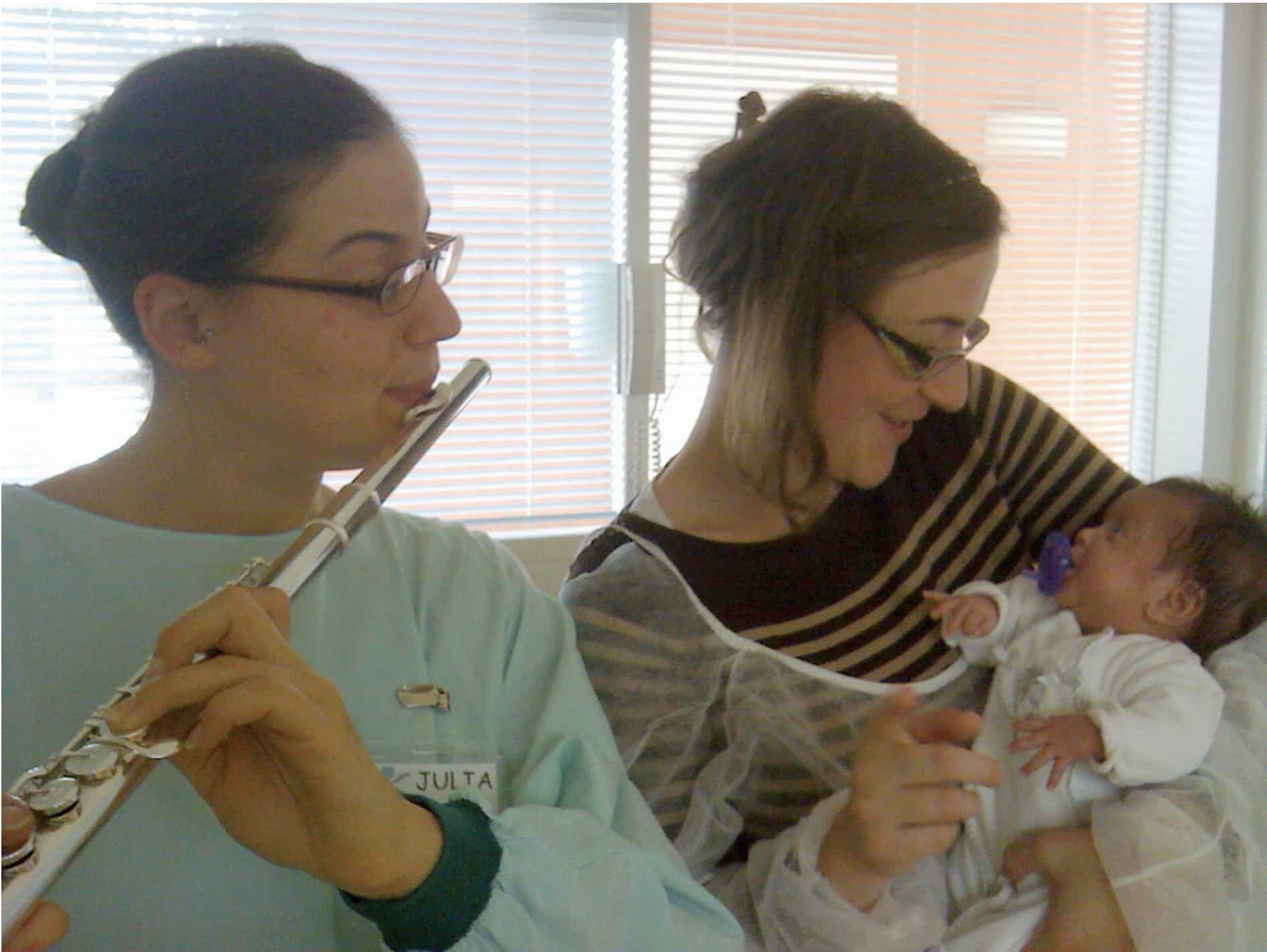 Julia Baby pendant une session musicale en maternité pour éveiller un enfant prématuré.
