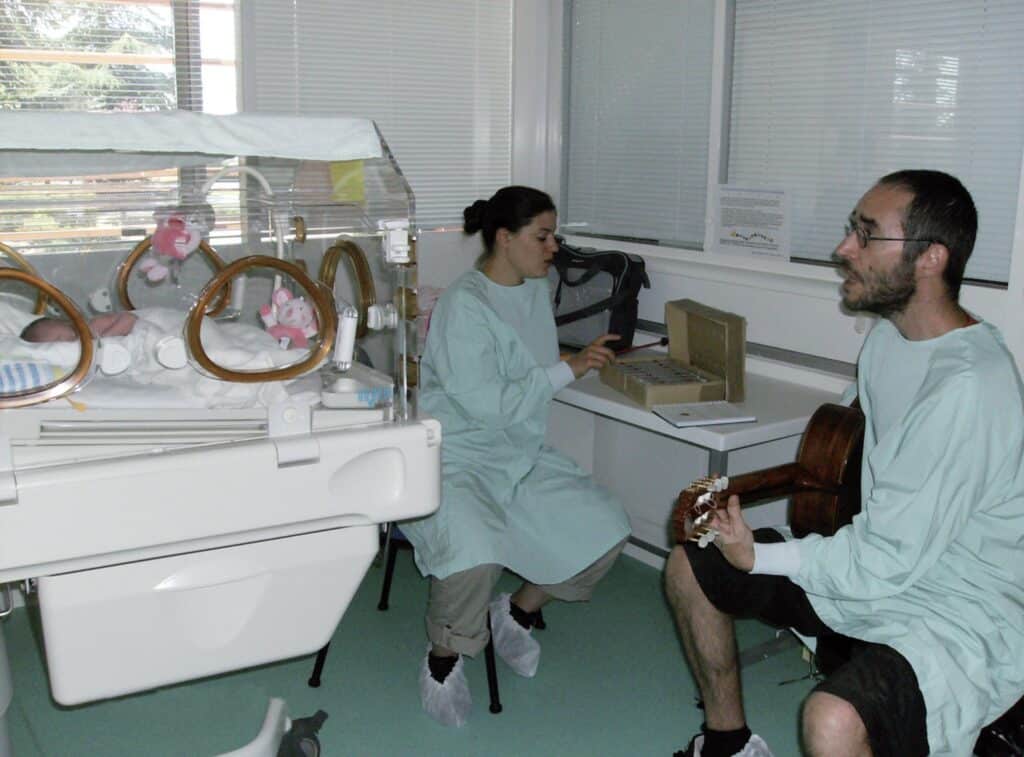 Séance de musicothérapie pour les bébés prématurés.